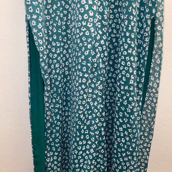 Beautiful dress - Picture 2 of 3